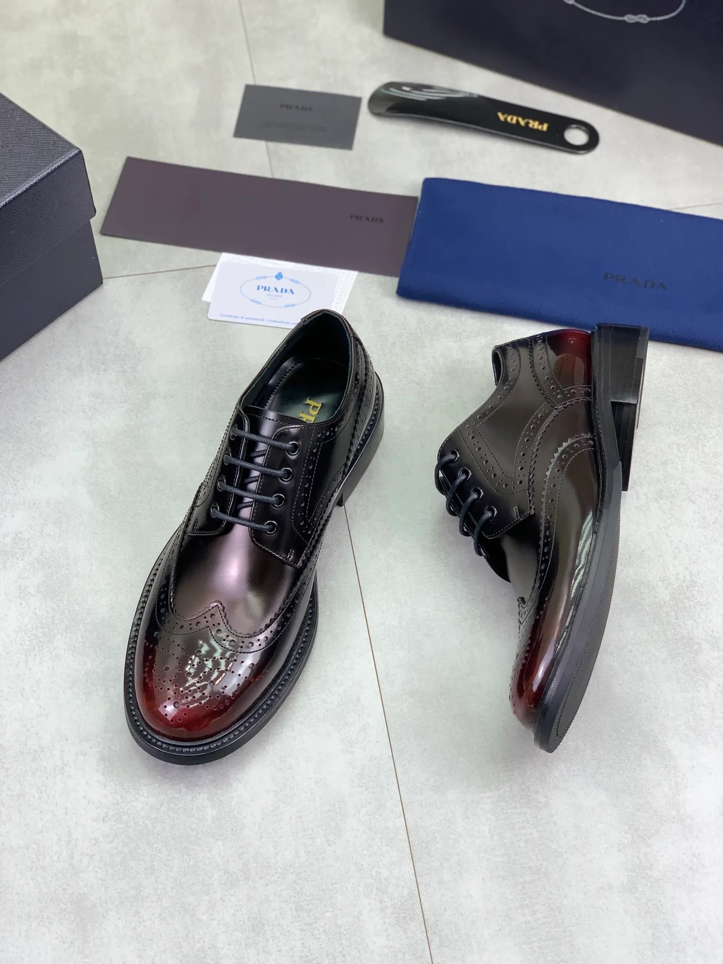 Factory price P980 💰 (genuine leather outsole series) original quality, top version 🔱 ＰＲＡＤＡPrada. Men's business casual leather shoes, top quality cow leather. 1:1 shipment⬆️Luxurious and noble👞All imported original color-changed cowhide, just to create a more comfortable wearing experience. Upper: Original comfortable selected high-end color-changed calfskin➕Top imported water-dyed full cow lining, original lightweight and comfortable high-grade genuine leather outsole✔️Code number: 39-44 (38 45 46 47 can be customized)